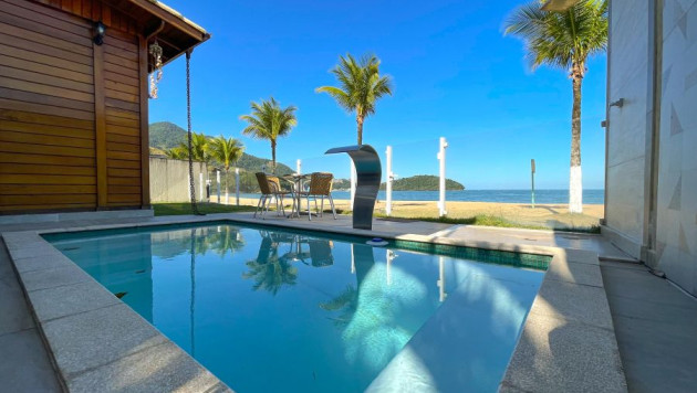 Linda Casa de Madeira Pé na Areia para Temporada e Casa em Condomínio