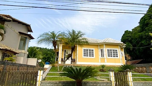 Linda Casa á Venda no Condomínio Garatucaia Casa em Condomínio